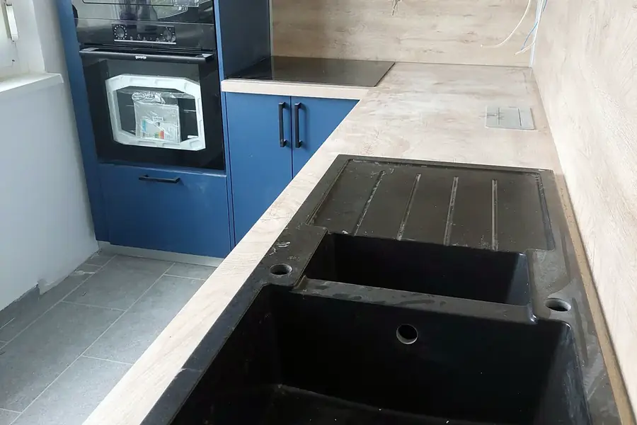 Gránit mosogató fa munkalapba építve